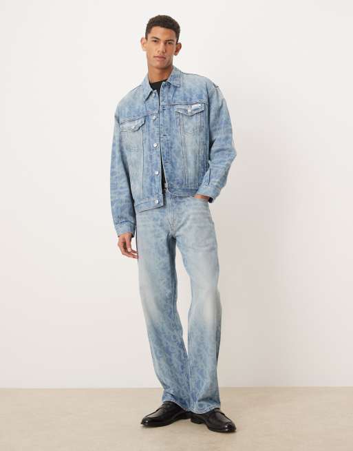Calvin Klein Jeans – Gerade geschnittene Jeans im 90er-Stil in hellblauer Waschung mit durchgehendem Logoprint, 2 von 5