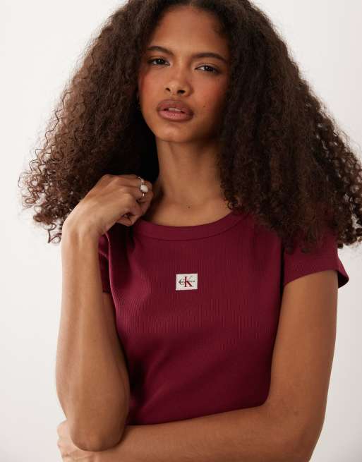 Calvin Klein Jeans - Geribbelde baby tee met geweven label in bordeauxrood, 3 van 4