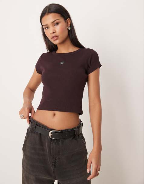 Calvin Klein Jeans - Geribbelde baby tee met geweven label in bruin - view 1