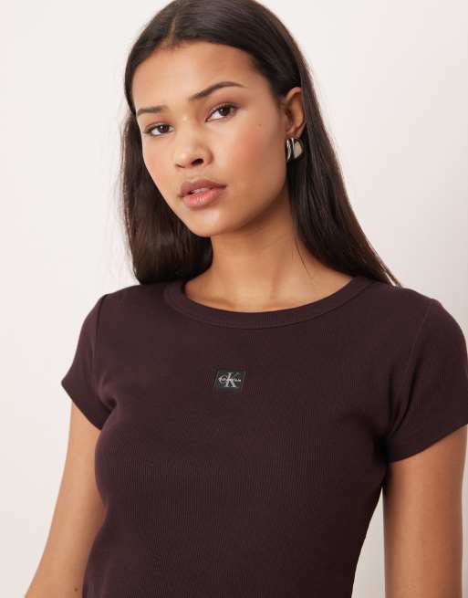 Calvin Klein Jeans - Geribbelde baby tee met geweven label in bruin, 3 van 4