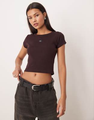 Calvin Klein Jeans - Geripptes, knapp geschnittenes T-Shirt in Braun mit gewebtem Label-Brown