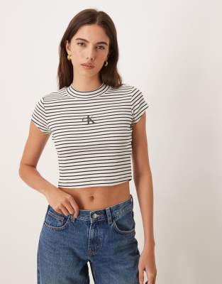 Calvin Klein Jeans - Geripptes, knapp geschnittenes T-Shirt in gestreiftem Schwarz mit Monogramm-Logo