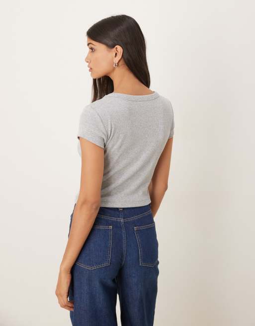 Calvin Klein Jeans – Geripptes, knapp geschnittenes T-Shirt in Grau mit gewebtem Label, 3 von 4