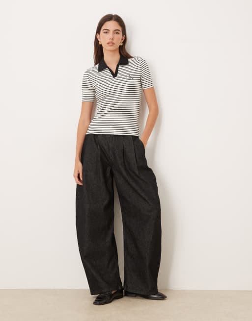 Calvin Klein Jeans – Geripptes Polohemd mit Monogramm-Logo und schwarzen Streifen, 2 von 4