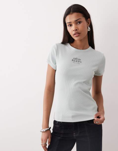 Calvin Klein Jeans – Geripptes T-Shirt in Blassgrün mit Logo und knappem Schnitt - view 1