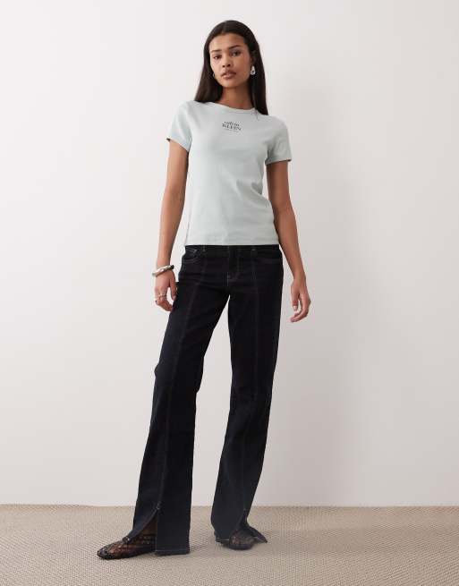Calvin Klein Jeans – Geripptes T-Shirt in Blassgrün mit Logo und knappem Schnitt, 4 von 4