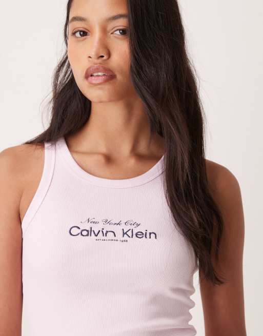 Calvin Klein Jeans – Geripptes Tanktop in Rosa mit Logo-Grafikprint, 3 von 4