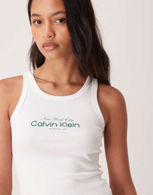 Calvin Klein Jeans – Geripptes Tanktop in Weiß mit Logo-Grafikprint, 2 von 4