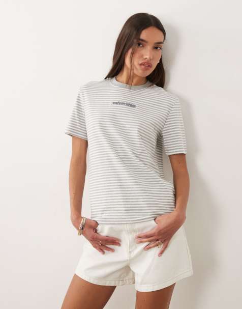 Calvin Klein Jeans - Gestreept T-shirt met klassieke pasvorm en geflockt logo in grijs - view 1