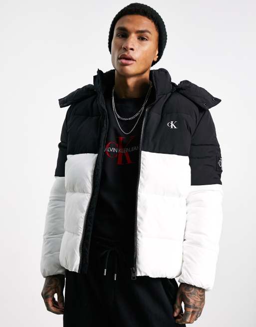 Calvin Klein Jeans - Gewatteerd jack met kleurvlakken en capuchon in zwart/wit