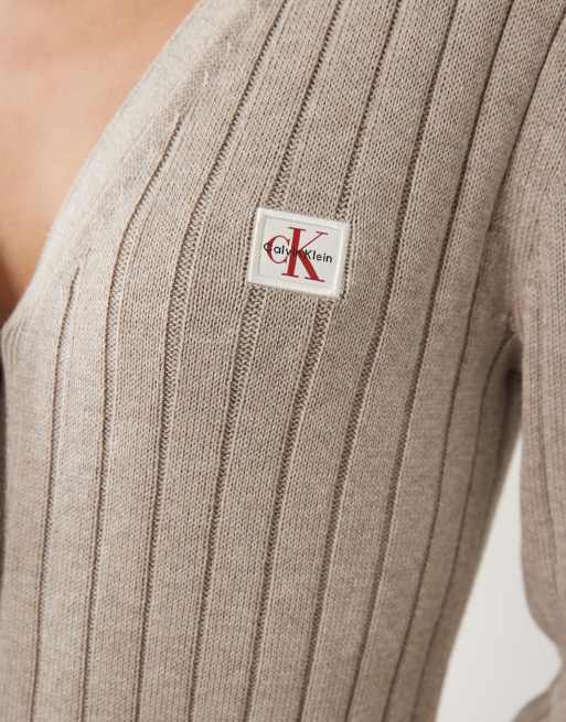 Calvin Klein Jeans - Gilet côtelé à col V et étiquette tissée - Grège, 2 de 4