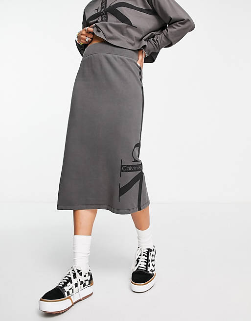 Calvin Klein Jeans - Gonna con monogramma con riga grigio slavato in coordinato 