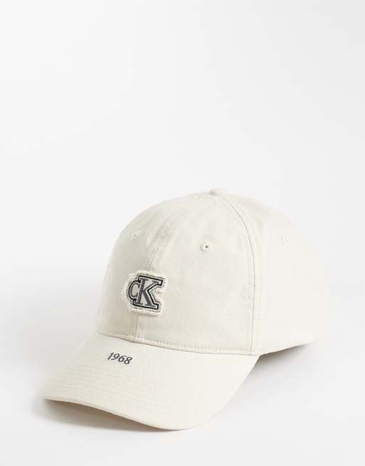 Calvin Klein Jeans - Gorra color crema con logo deshilachado de lona