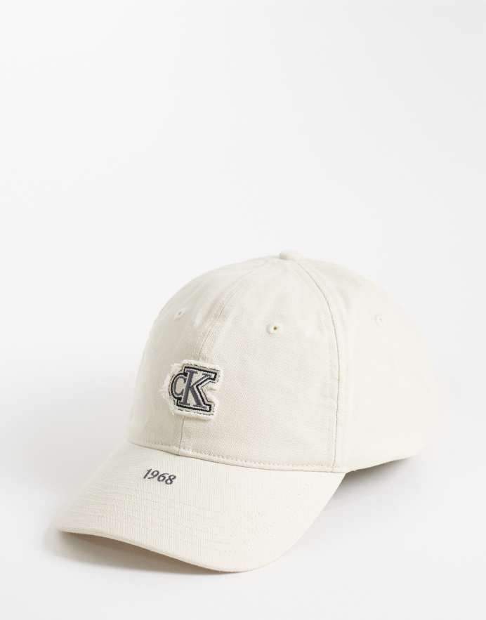 Calvin Klein Jeans - Gorra color crema con logo deshilachado de lona