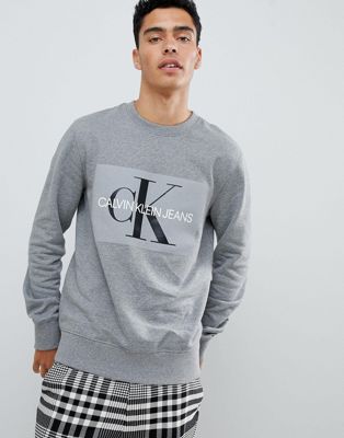 Calvin Klein Jeans – Grå 90-talsinspirerad sweatshirt