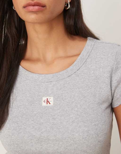 Calvin Klein Jeans – Grå, ribbad, liten t-shirt med vävd märkeslogga, 2 av 4