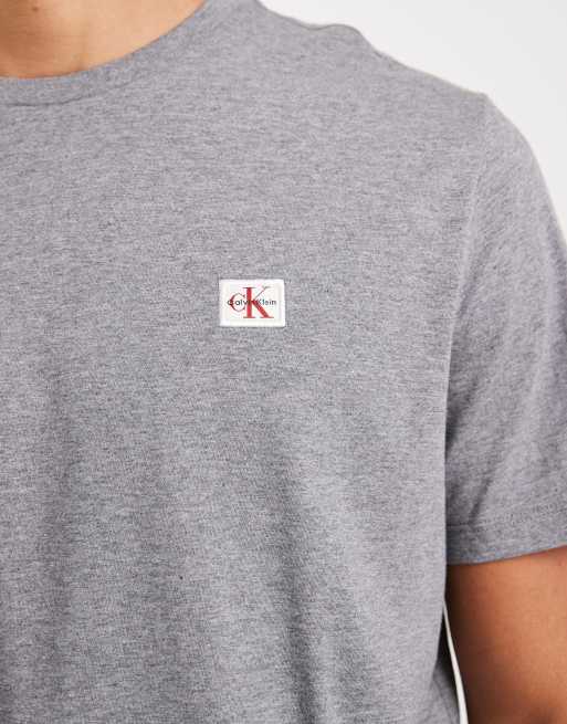 Calvin Klein Jeans – Grå t-shirt med etikett med logga , 4 av 5