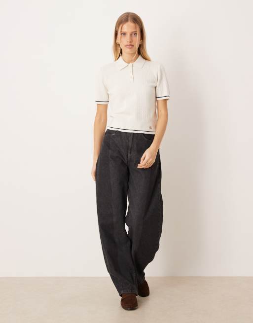 Calvin Klein Jeans – Gräddvit, flätstickad pikétröja i kort design med vävt märke, 2 av 4