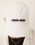 [Calvin Klein Jeans] Calvin Klein Jeans graphic cap in white and black One Size Brilliant white