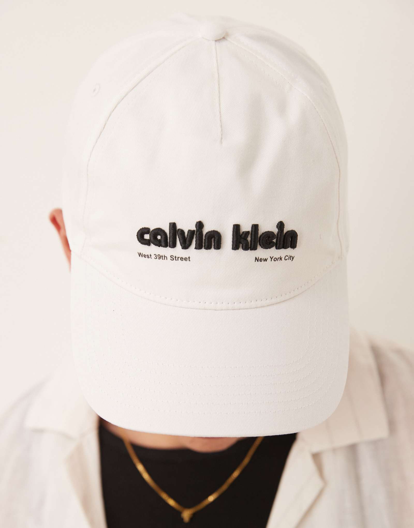 Кепка с рисунком Calvin Klein Jeans белого и черного цветов