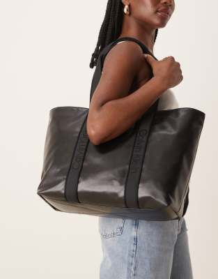 Calvin Klein - Jeans - Große stark glänzende Tragetasche in Schwarz