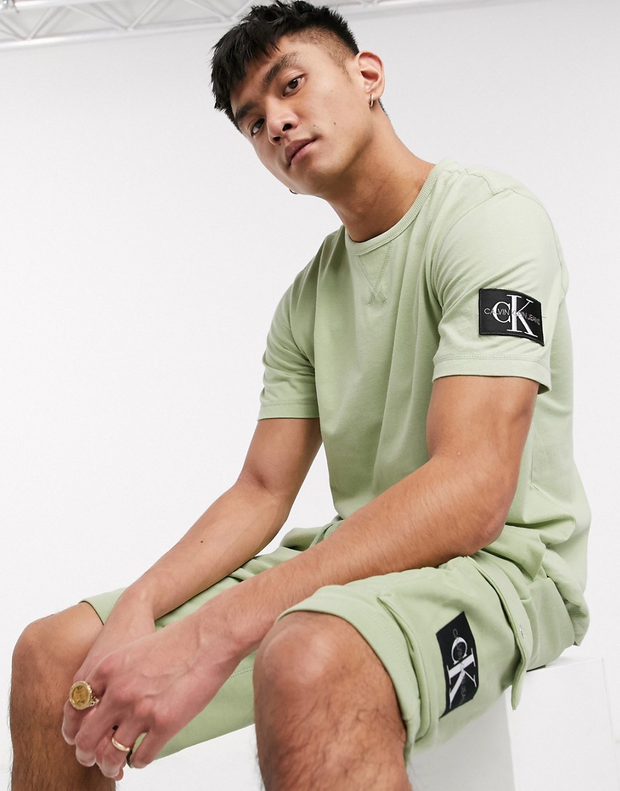 Calvin Klein Jeans – Grön t-shirt i cargostil med monogramlogga