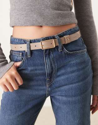 Calvin Klein Jeans - Gürtel in Hellbraun mit kleiner eckiger Schnalle, 25 mm-Brown