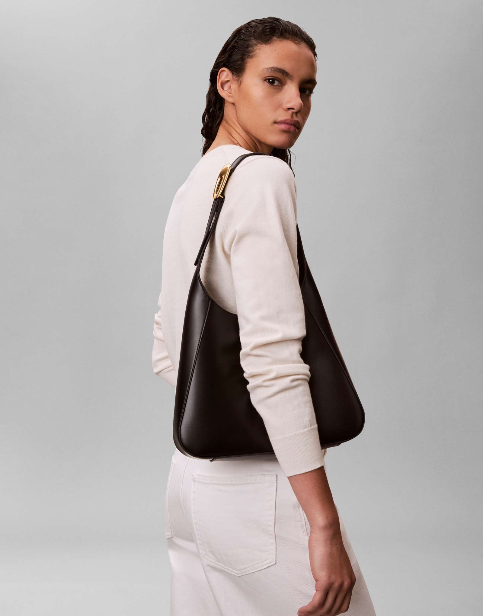 Наплечная сумочка Calvin Klein Jeans с фурнитурой и регулируемым ремешком черного цвета