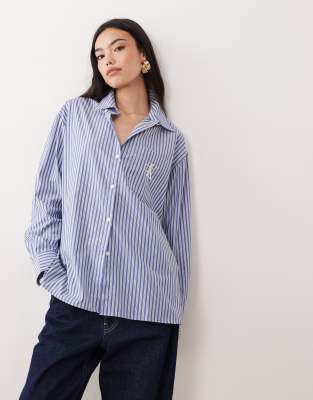 Calvin Klein Jeans - Hemdbluse in gestreiftem Blau mit Logo-Stickerei
