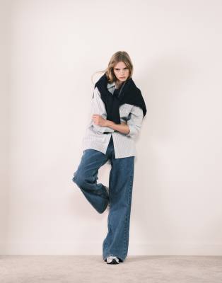 Calvin Klein Jeans - Hemdbluse in gestreiftem Salbeigrün mit Logo-Stickerei