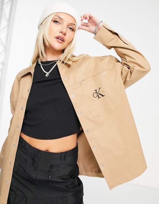 Calvin Klein Jeans – Hemdjacke in Kamelbraun mit Stickerei 
