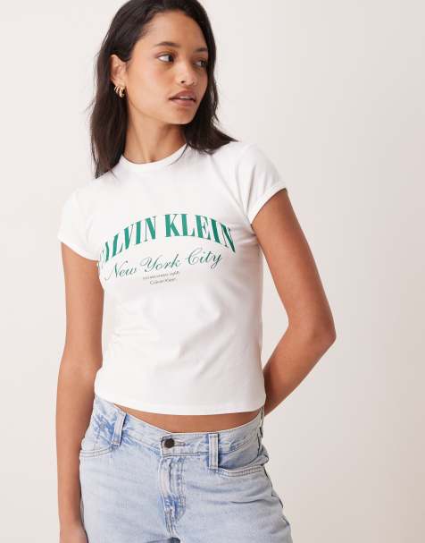 Calvin Klein Jeans - Heritage - Baby tee met smaragdgroen logo en geschreven tekst in wit - view 1
