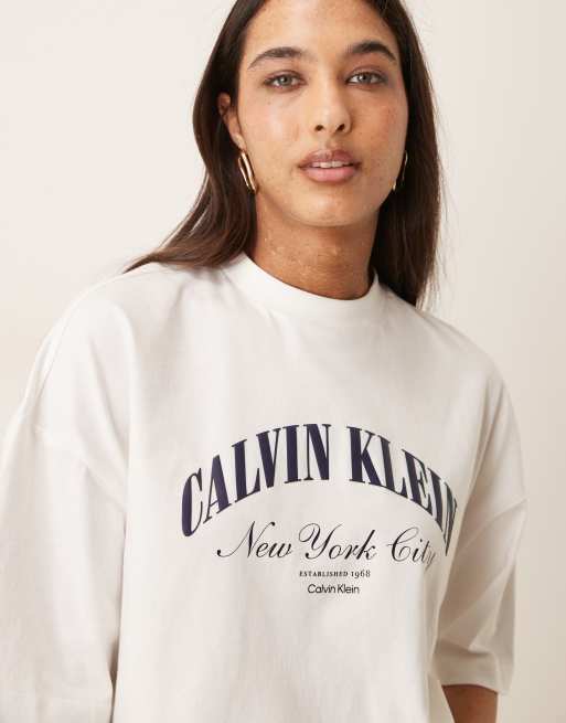 Calvin Klein Jeans – Heritage – T-Shirt in Weiß mit kurzem, kastigem Schnitt und Logo