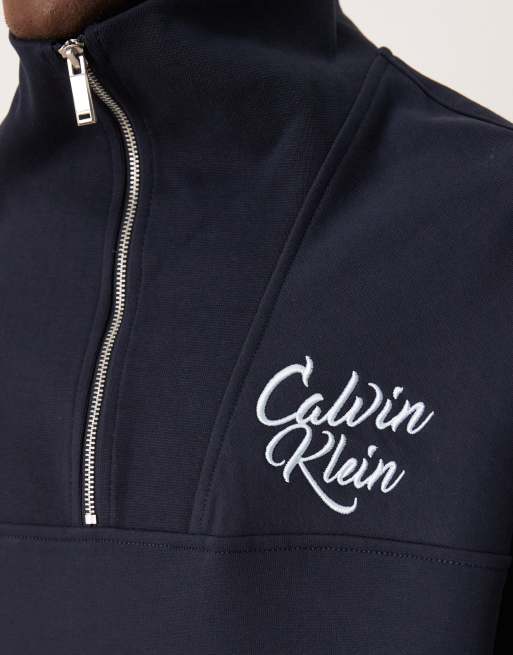 Calvin Klein Jeans – Hochgeschlossenes Sweatshirt in Marineblau mit Logos und kurzem Reißverschluss, 5 von 5