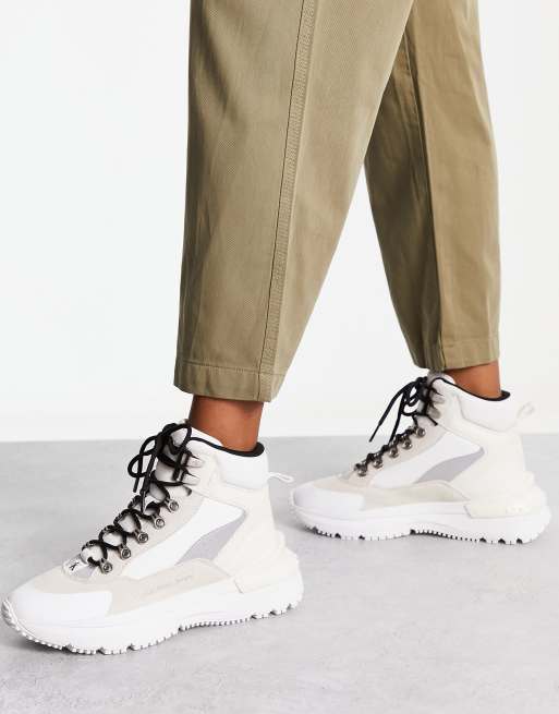 Calvin Klein Jeans - Hoge vetersneakers met dikke zool in gebroken wit