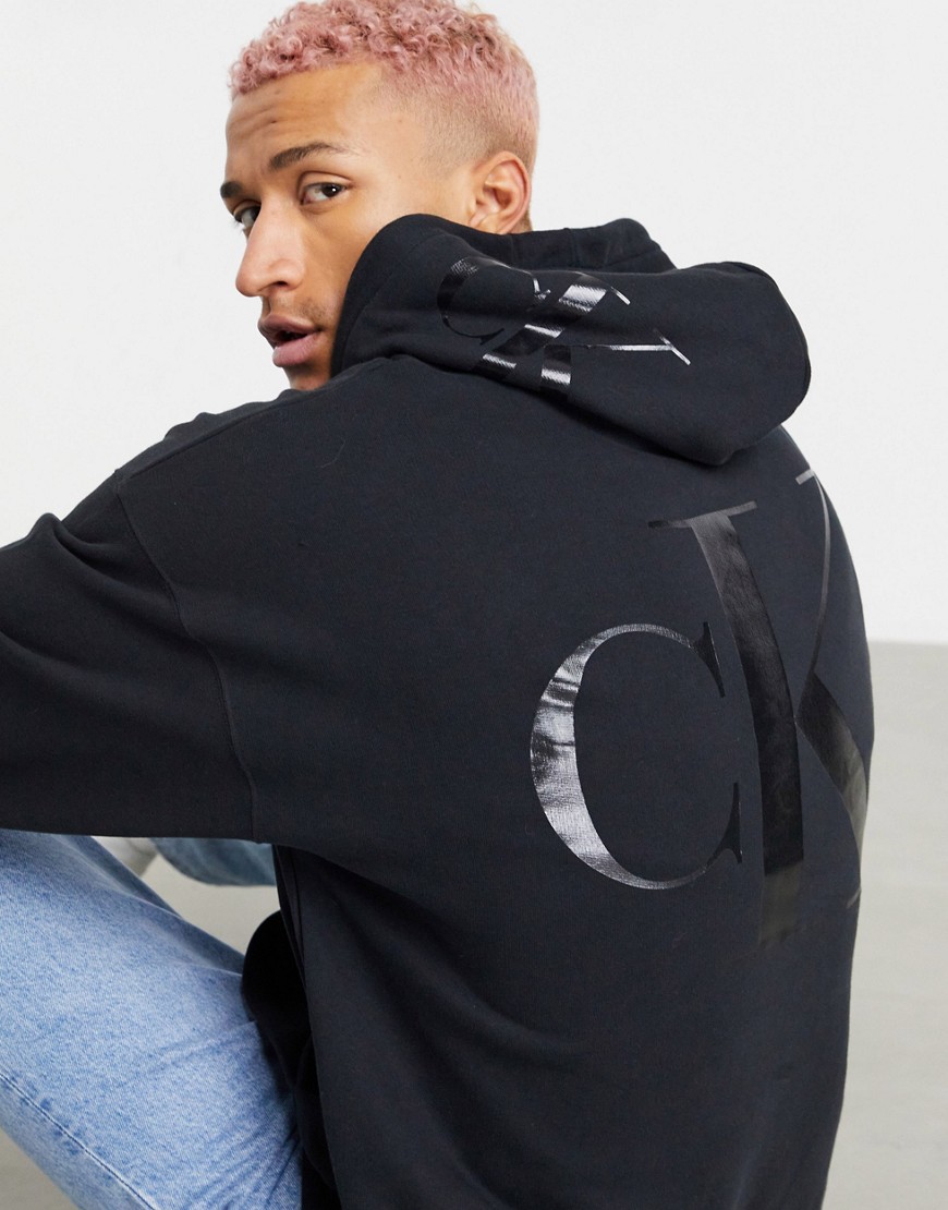 Calvin Klein Jeans - Hoodie in zwart met groot logo op de achterkant