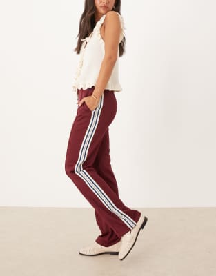 Calvin Klein Jeans - Hoogglanzende sportbroek in bordeauxrood | ASOS