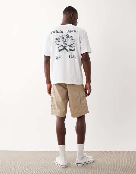 Calvin Klein Jeans - Hvid T-shirt med grafisk frimærkeprint - view 1