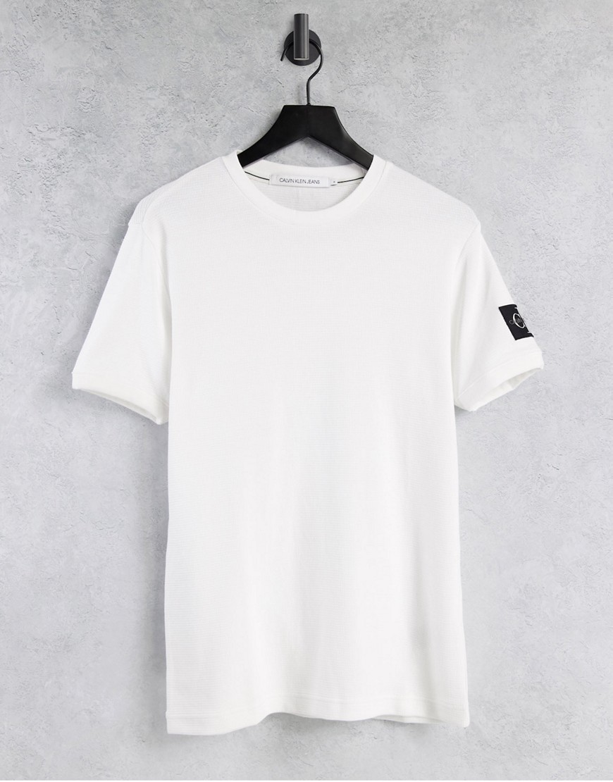 Calvin Klein Jeans - Hvid vaflet T-shirt med monogram-badge