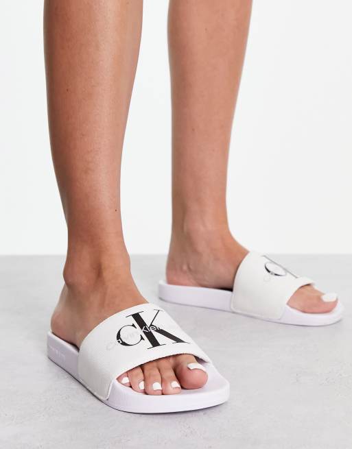 Calvin Klein Jeans - Hvide sliders med monogram-logo
