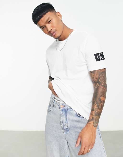 Calvin Klein Jeans - Hvidmeleret t-shirt med sort og hvidt logo på ærmerne