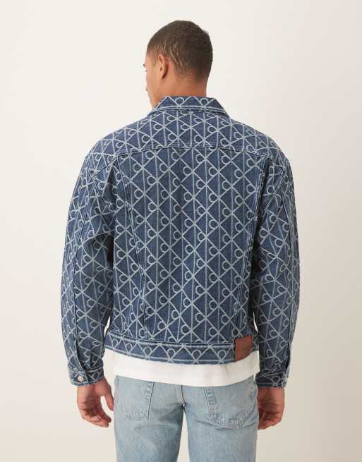 Calvin Klein Jeans – Indigoblå, tvättad jeansjacka med heltäckande logga, 3 av 5