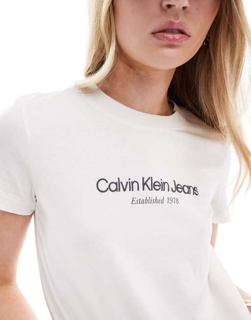 Calvin Klein Jeans - Institutional - Baby T-shirt met print in wit, 3 van 4