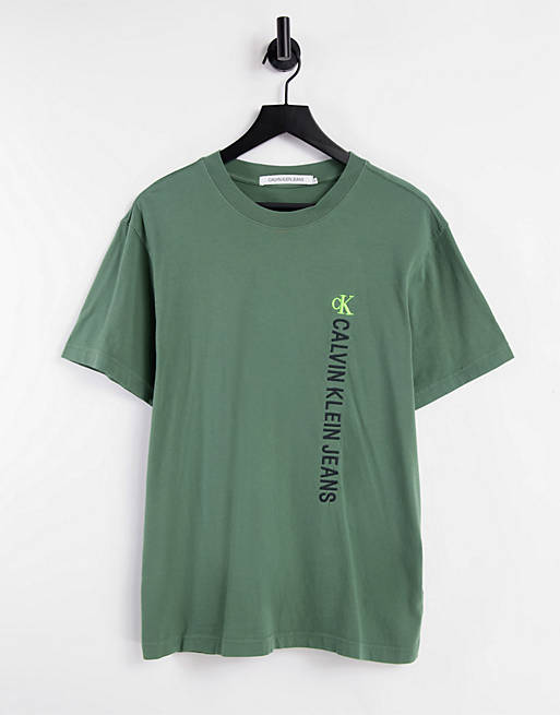 Calvin Klein Jeans – Institutional – T-Shirt mit vertikalem Logo in  verwaschenem Grün | ASOS