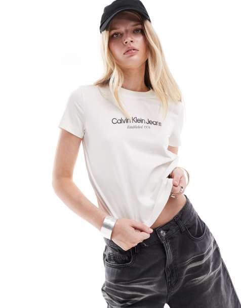 Calvin Klein Jeans - Institutional - T-shirt raccourci à imprimé graphique - Blanc - view 1