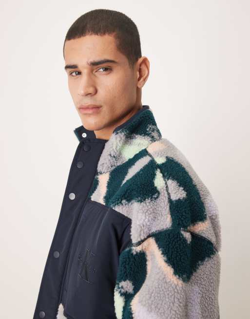 Calvin Klein Jeans – Jacke aus Polarfleece in Marineblau und Flieder mit abstraktem Muster, 4 von 5