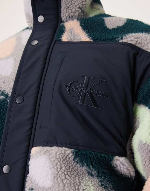 Calvin Klein Jeans – Jacke aus Polarfleece in Marineblau und Flieder mit abstraktem Muster, 5 von 5