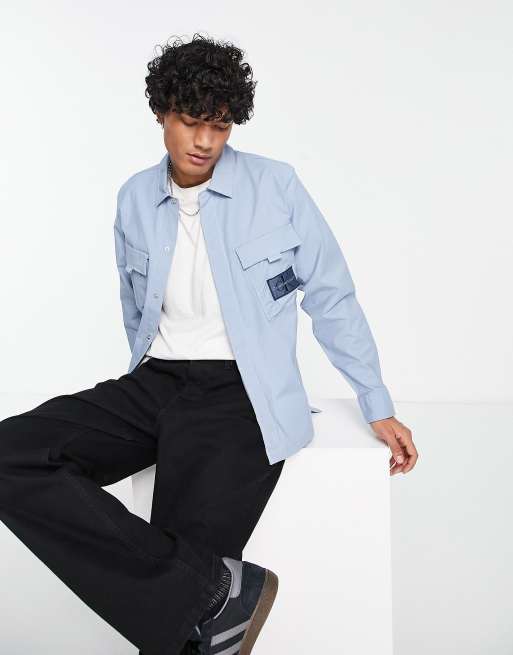 Calvin Klein Jeans – Jasnoniebieska koszula wierzchnia o luźnym kroju z bojówkowymi kieszeniami