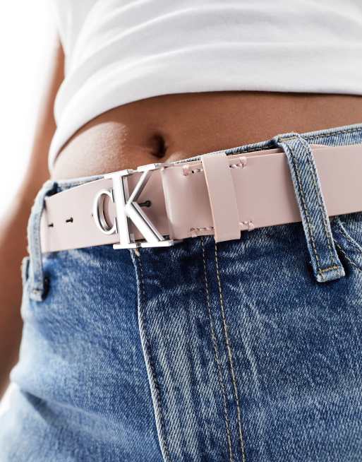 Calvin Klein Jeans – Jasnoróżowy pasek skórzany o szerokości 30 mm z monogramem