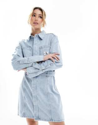 Calvin Klein Jeans - Jeans-Hemdkleid in Hellblau mit Bindegürtel